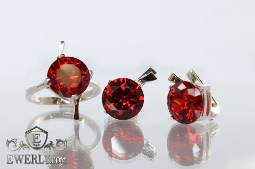 Купить набор: кольцо и серёжки из серебра с красными камнями